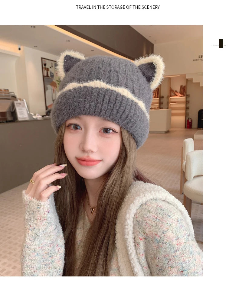 Face displaying kitten ear knitting wool hat